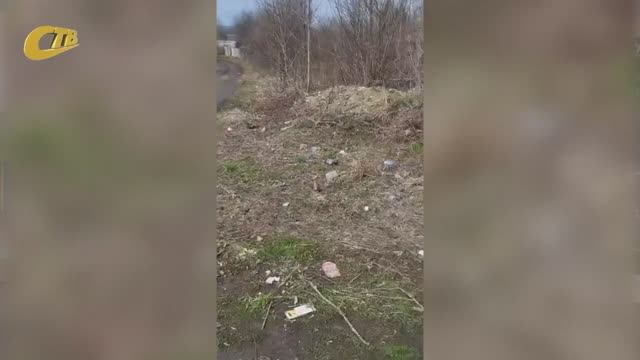 ЖИТЕЛЬ ПОСЕЛКА СМП ПОЖАЛОВАЛСЯ НА ЗАХЛАМЛЕННУЮ МУСОРОМ ТЕРРИТОРИЮ
