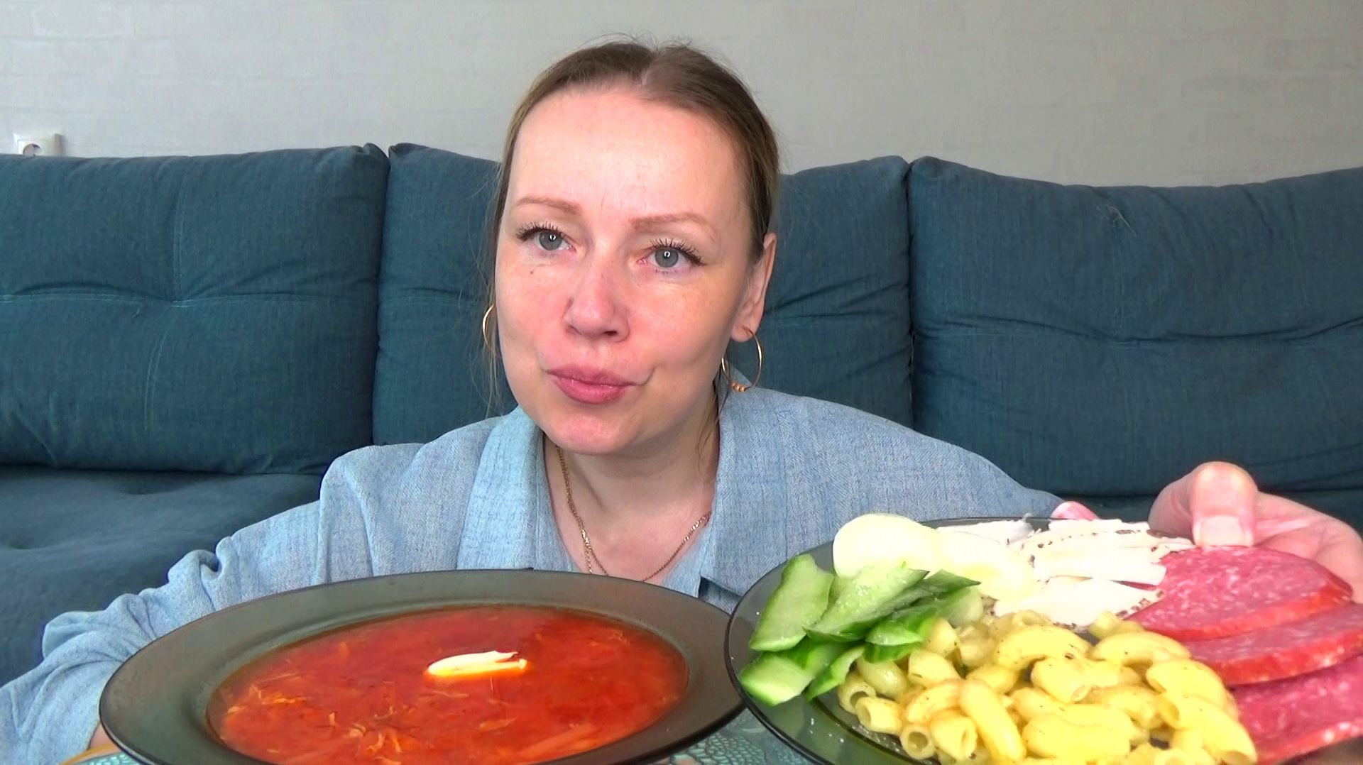 Мукбанг от Яновны борщ с мазиком и с салом, макароны с колбасой, шкура от огурца. Еда.