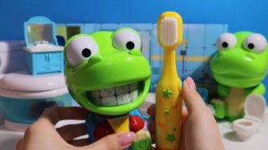 Игровой набор для чистки зубов! Мультики для детей! Обзор игрушек! Игры для детей и распаковка!