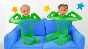 Крис переодевается в невидимые костюмы и играет с друзьями