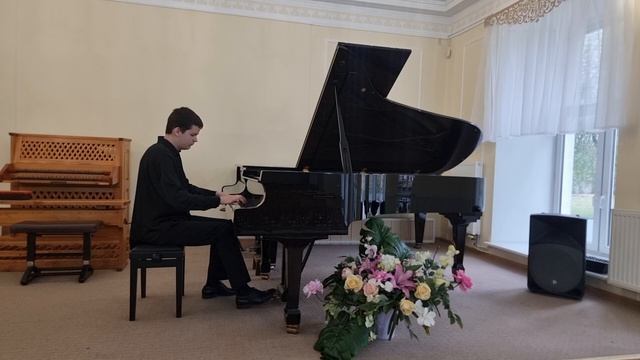 Зигангиров Егор. 14 лет. 7 год обучения.