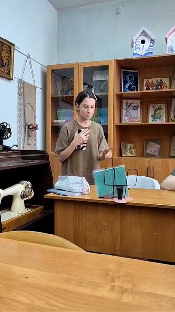 однокласница решила потанцывать пока училки нету