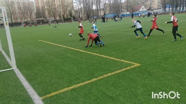 Опытный вратарь Металлурга 👈
Атака ворот👈