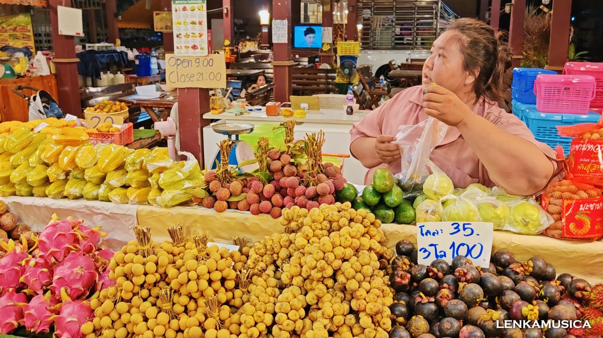 Паттайя, Тайланд. Покупаем с собой фрукты перед отъездом. Прошлись по магазинам кое-что ещё купить.