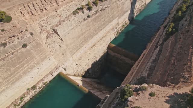 Кто это сделал - Греция, Коринфский канал, вынуто 12 миллионов кубов скалы