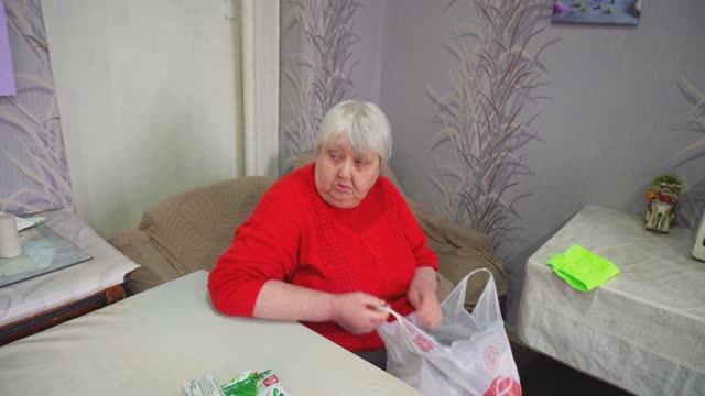 Утренние покупки продуктов от мамы Накормил кошек Строю теплицу ПОДВАЛ ИЛЬИЧА