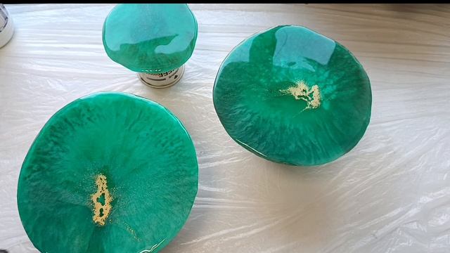 Финишный слой на этажерке из эпоксидной смолы