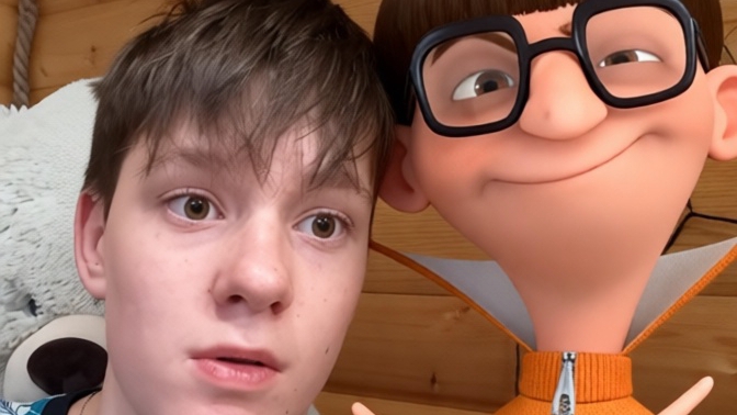 КОМНЕ ПРИШЕЛ МАЛЬЧИК В ОРАНЖЕВОМ КОСТЮМЕ.