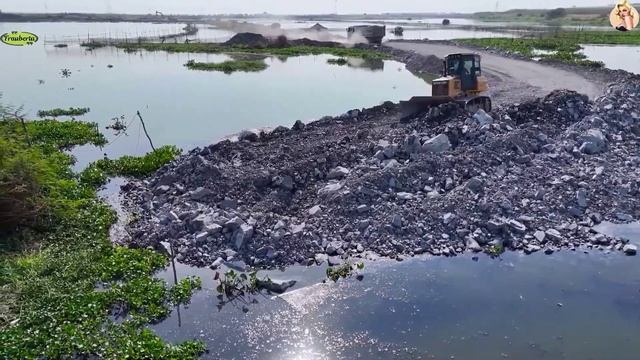 Строительство, засыпка дороги на озере