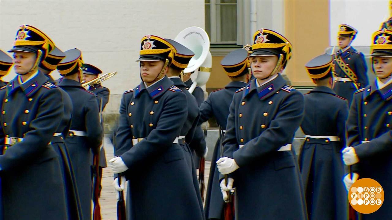 В Кремле открыли сезон проведения разводов пеших и конных караулов: кадры
