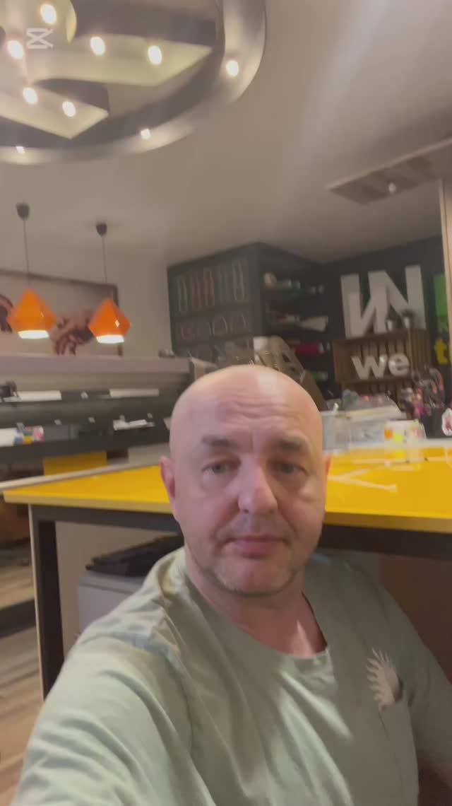 В офисе под столом , рекламное агентство