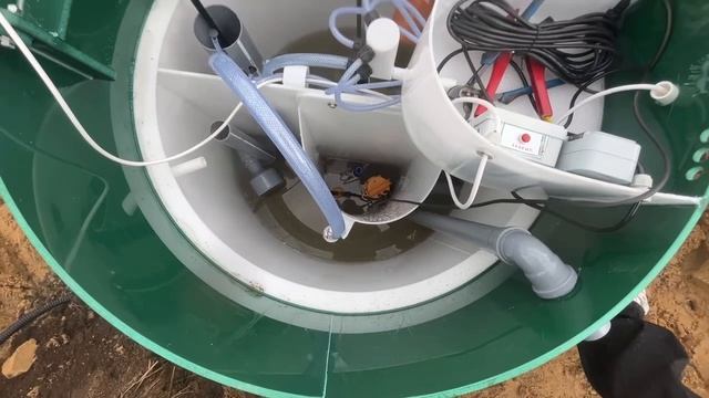 Завершили монтаж станции биологической очистки Евробион 5 , в деревне Углово , Всеволожский район .