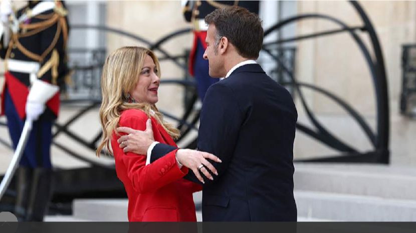 Макрон удивил Мелони «слишком теплым» приветствием на конференции