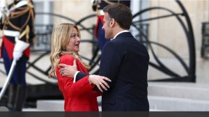 Макрон удивил Мелони «слишком теплым» приветствием на конференции