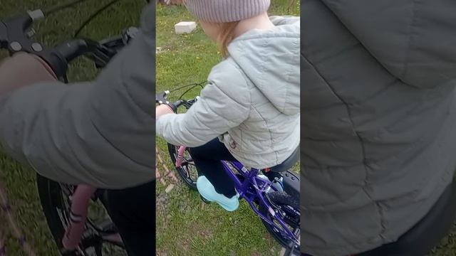 мы с сестрой катаемся на вилосипедах