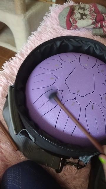 короче Я играю на ГЛЮКОФОНЕ ( звук не чистый )