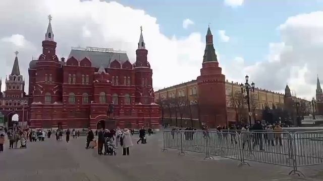 Узнай Москву! Из моего окна площадь Красная видна! А из твоего?..