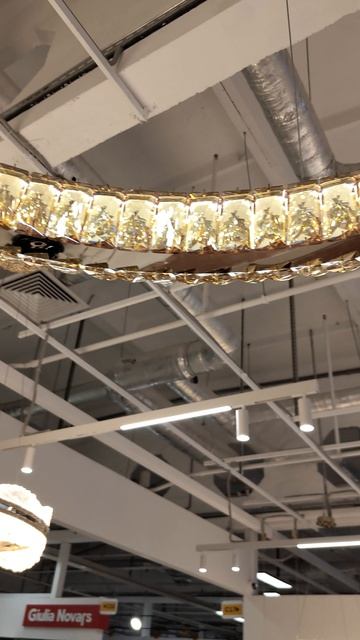 Люстра, напоминающая кольцо.