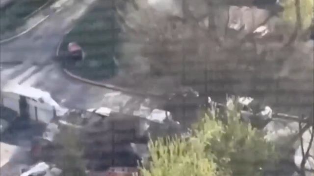 Момент нападения вооружённого мужчины в Киеве на прохожих и фото с места стрельбы.