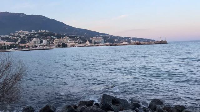 Ялта. Александровский сквер. Арго. Зонтики. Кафе на набережной. 16.04.2026. Крым. Crimea. Yalta.