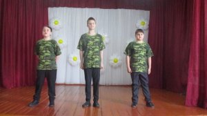 Идет солдат по городу.