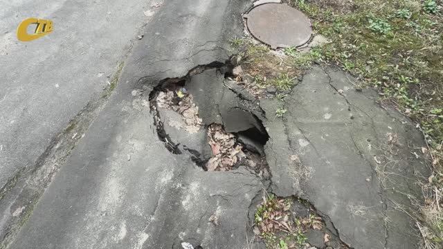 ЖЕЛЕЗНОГОРЕЦ ПОЖАЛОВАЛСЯ НА ПРОВАЛИВШИЙСЯ АСФАЛЬТ РЯДОМ С КАНАЛИЗАЦИОННЫМ КОЛОДЦЕМ