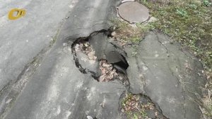ЖЕЛЕЗНОГОРЕЦ ПОЖАЛОВАЛСЯ НА ПРОВАЛИВШИЙСЯ АСФАЛЬТ РЯДОМ С КАНАЛИЗАЦИОННЫМ КОЛОДЦЕМ