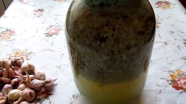 Готовим настойку чеснока от вредителей.