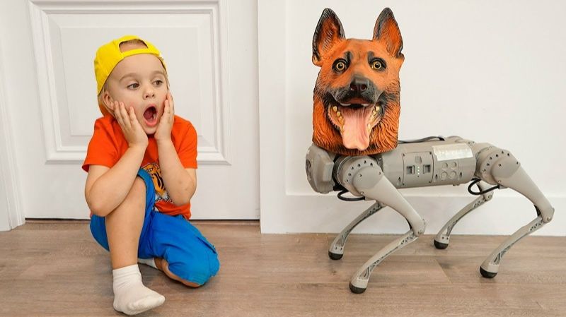Крис и Майкл играют с роботом-собакой