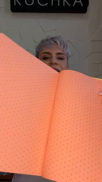 Мне подарили вчера ежедневник/тетрадь :) показываю вам. Кто канцелярский маньяк, это видео для вас😁