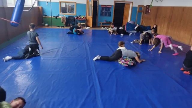 Общеразвивающие упражнения для детей.Подъем из положения лежа с сопротивлением