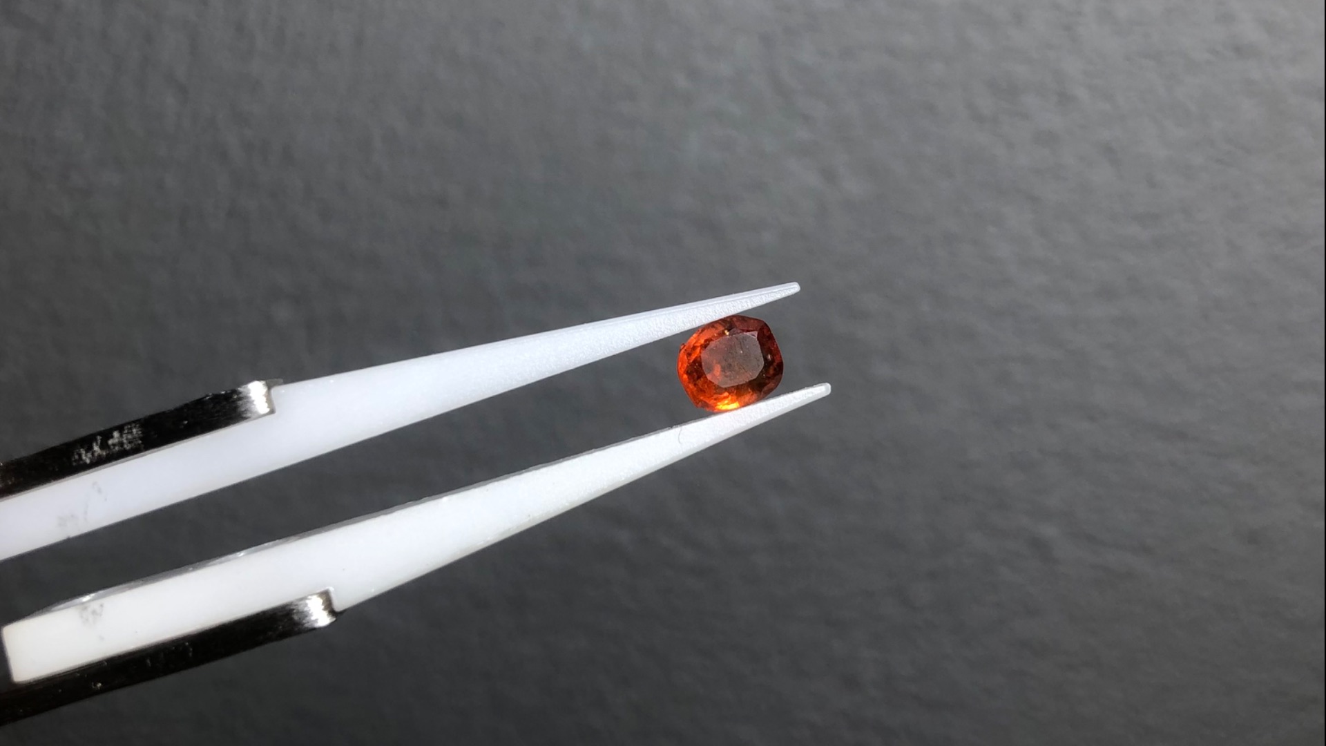 Шпинель ярко- оранжевая 06кт 575