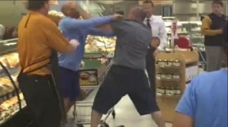 Прежде чем драться в магазине за товар, подумай, покупатель, а при победе оплатить то сможешь?