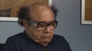 мотает головой