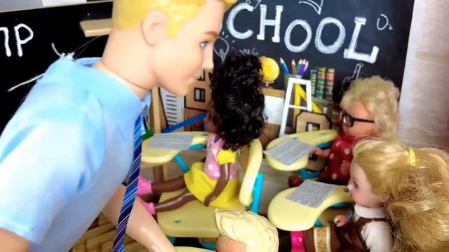 УКРАЛ ТЕЛЕФОНЫ У УЧИТЕЛЯ? НА ВПР! Катя и Макс веселая семейка куклы Барби в реальной жизни истории