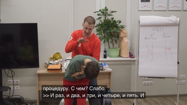 До приезда скорой. если подавился не может дышать