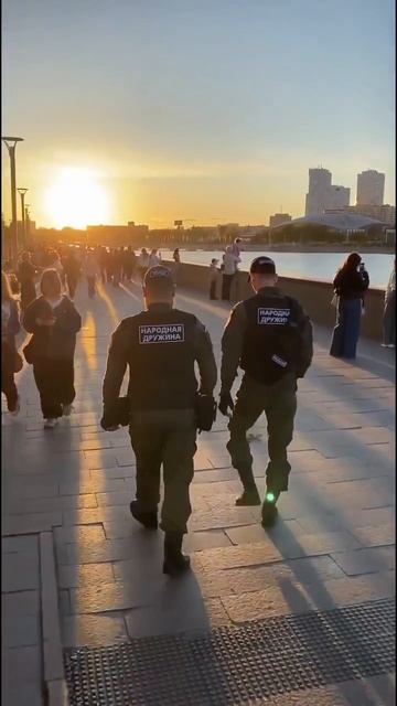 Добрые русские люди патрулируют улицы