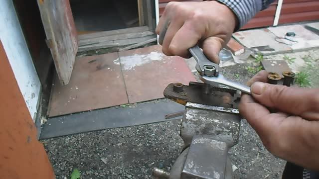 Как выкрутить прикипевшую шпильку если нет шпильковёрта.