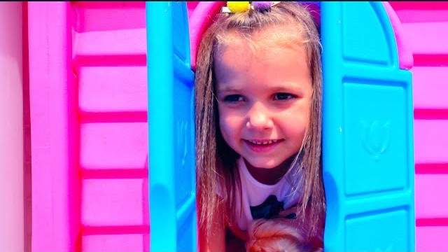 Катя играет с куклами на площадке