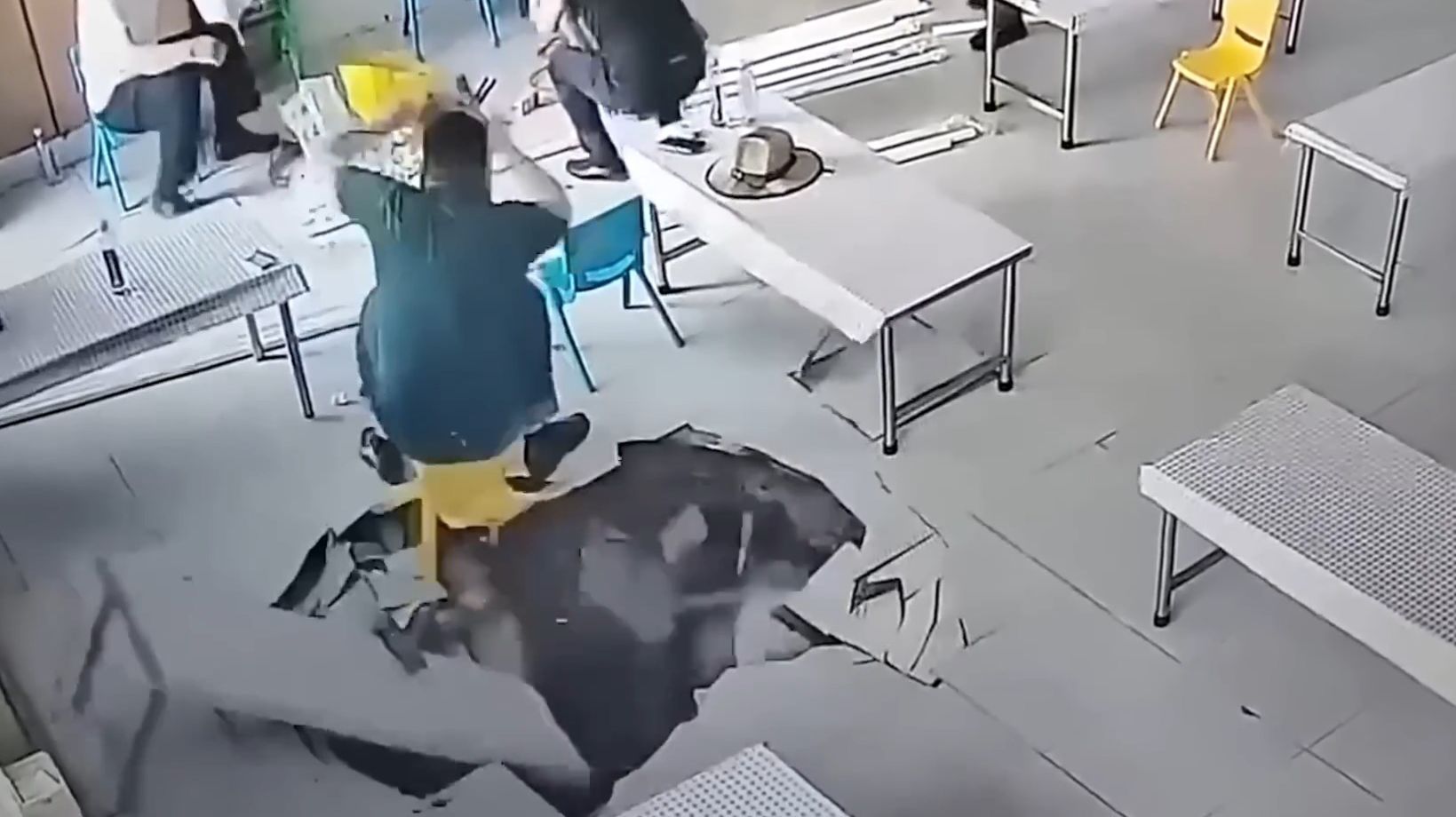 Если бы Это Видео Не Сняли На Камеру Видеонаблюдения, Никто Бы Точно Не Поверил