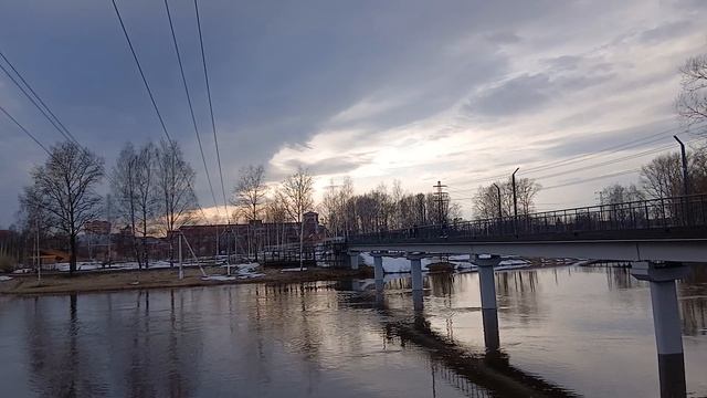 Красивый закат над рекой Клязьма в новом парке Меленки