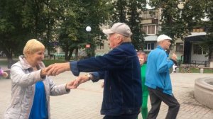 Ольга Танцы у фонтана и не только. Валера всегда нарасхват Кис- кис