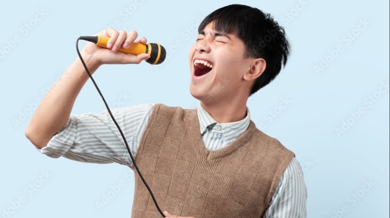 Вот азиатский мальчик вундеркинд танцует и поет, пусть продолжает так и далеко пойдет,мы пожелаем