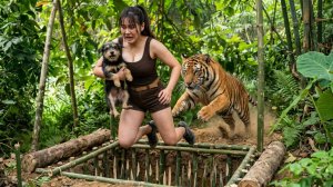 Испуганная девушка перепрыгнула через смертельную ловушку, держа на руках беспомощного щенка.