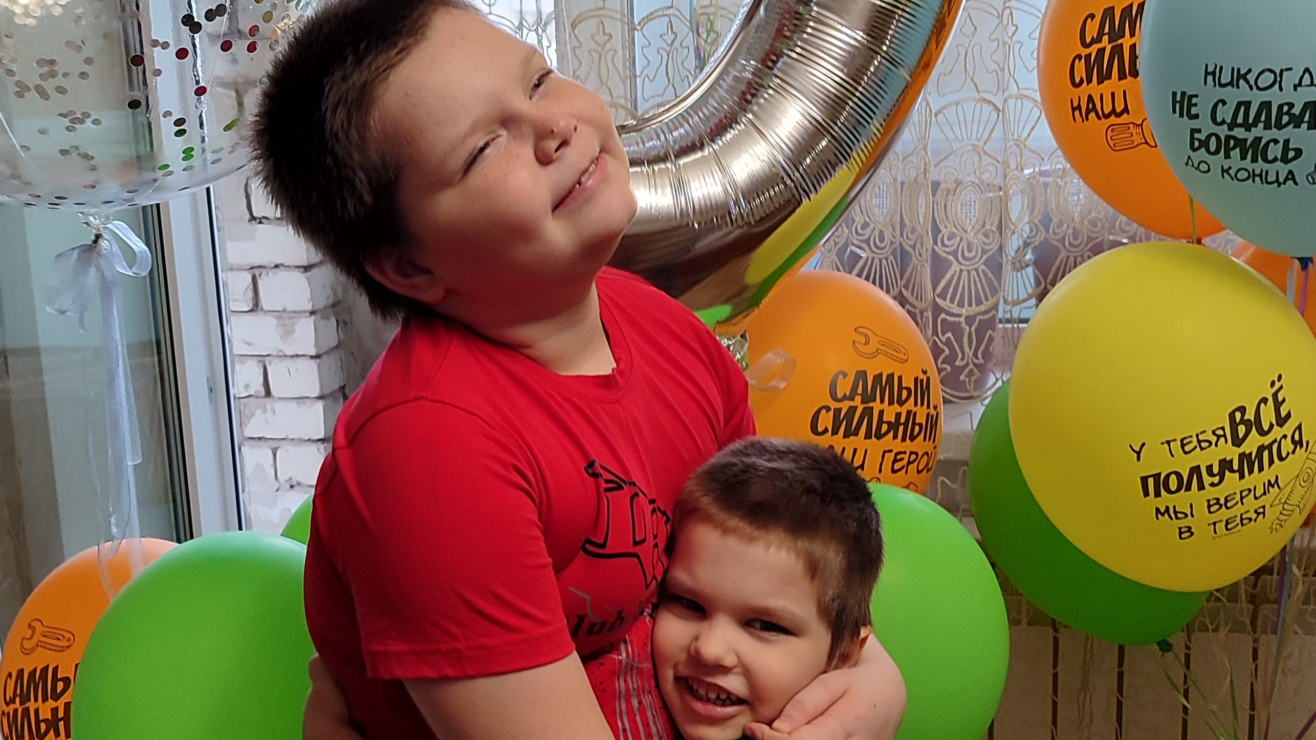 играю с братом в майнкрафт