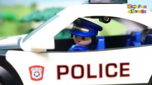 Видео для детей - Мультики - машинки для детей. Заколдованная полицейская машина нападает на школьны