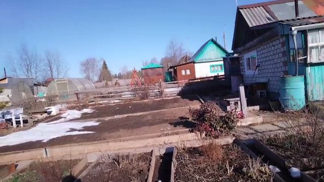 Жизнь пенсионерки на даче начинается.