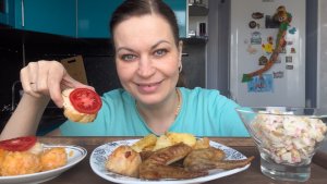 МУКБАНГ ЗАПЕЧЕННЫЕ КРЫЛЫШКИ /КАРТОФЕЛЬ/БУТЕРБРОДЫ/КРАБОВЫЙ САЛАТ/MUKBANG ЕДА ОБЖОР