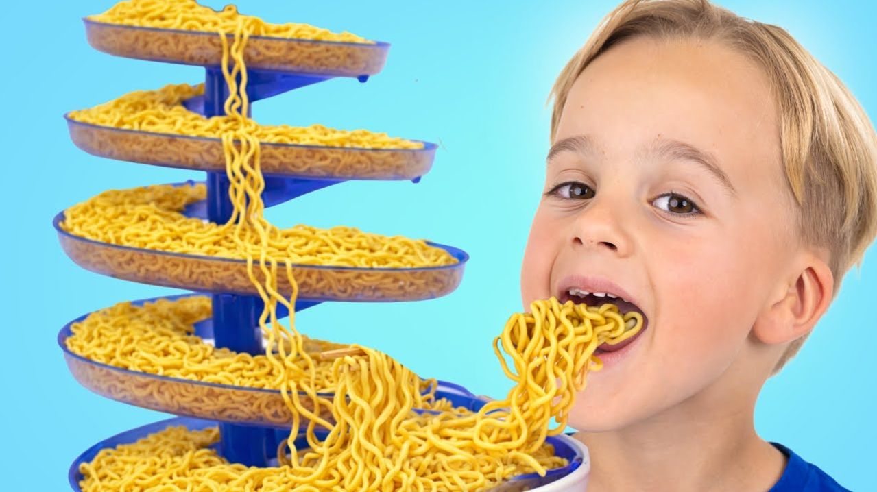 Дети учатся работать в команде и готовят радужную лапшу