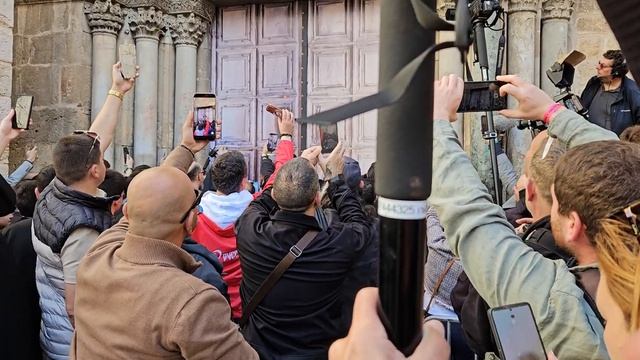 Торжественное открытие дверей Храма Гроба Господня в Великую субботу на Схождение Благодатного Огня